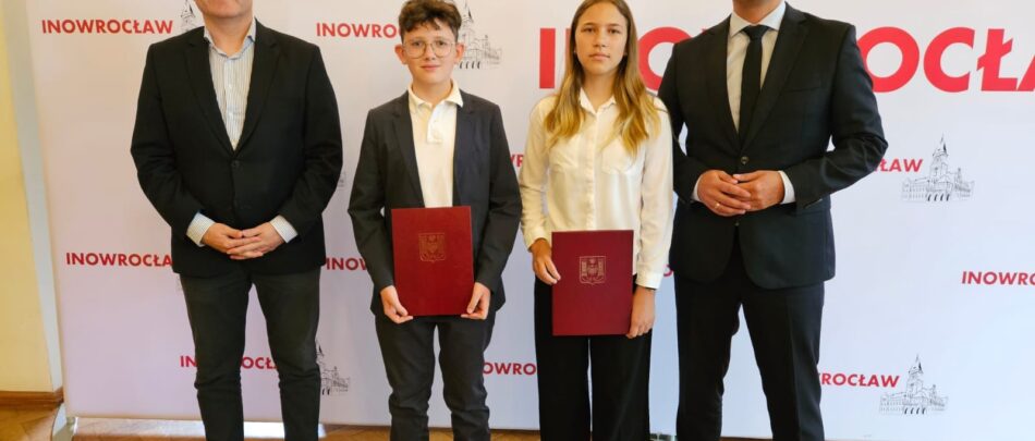 Zdjęcie uczniów szkoły, laureatów konkursu wraz z opiekunem oraz prezydentem miasta Inowrocławia